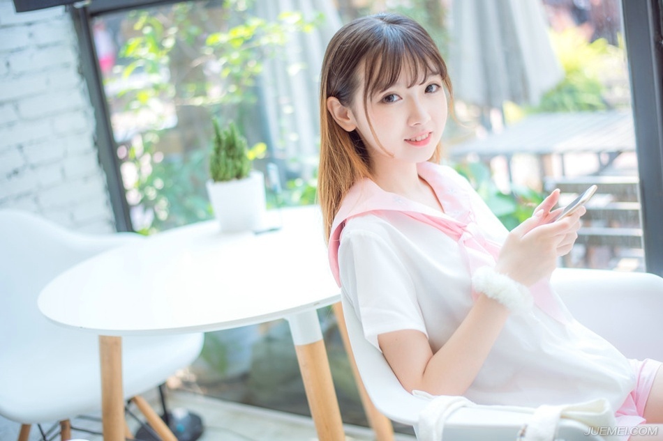“曹操曾经不守规矩，妄图以刺段行刺主公以及少主，奸计未遂，蜀中虽然消息鄙陋，但这已经是一年前的事情，后果如何，诸位应该清楚，中原四州之地，上至险要，下至县令，无论本人还是家人，尽皆遭到死亡刺杀，徐州陈氏，乃徐州第一大族，经此一战，烟消云散，满门皆屠。”庞统挣了挣双臂，没能挣脱，也不再费力，只是看向帐中众将，淡然道：“诸位杀了我之后，可以让家人准备后事了，记住，是全家的。”